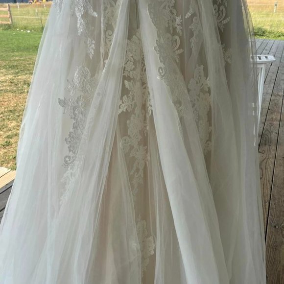 Wedding Dress - Picture 6 of 11